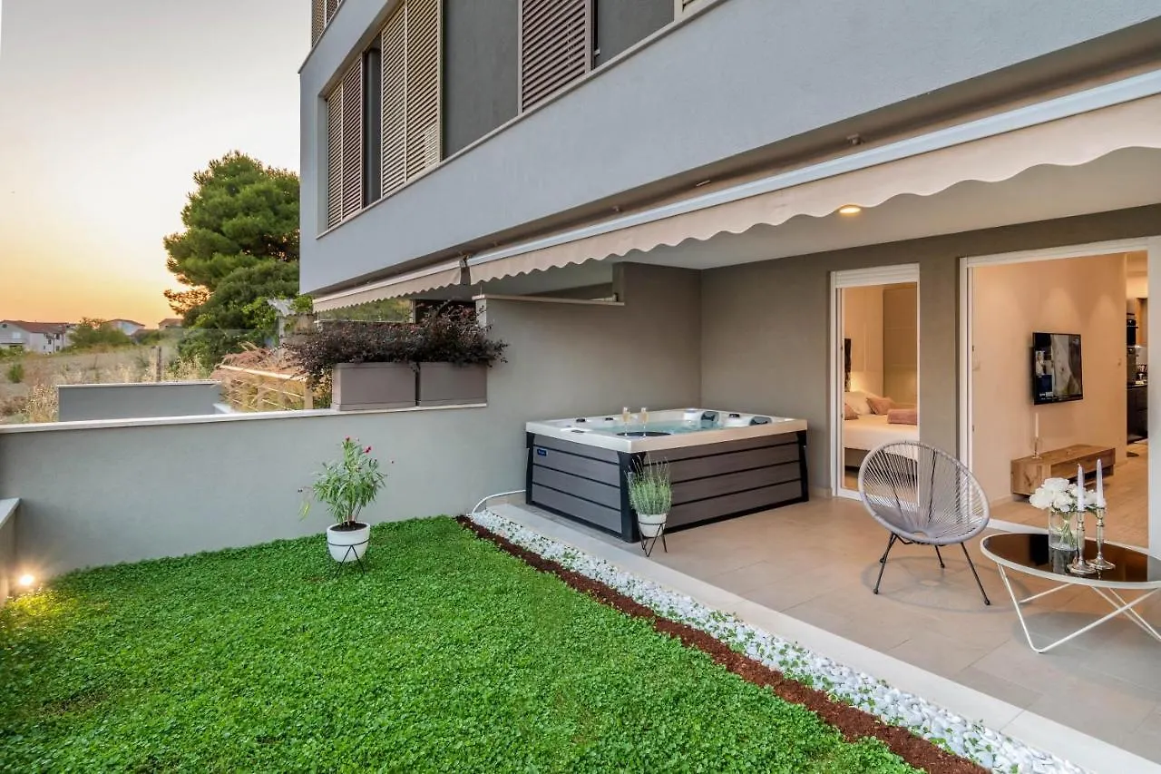 Zaloo, Luxury Apartment With Sea-View And Jacuzzi Split